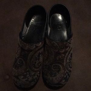 Dansko shoes size 9. Super comfy.